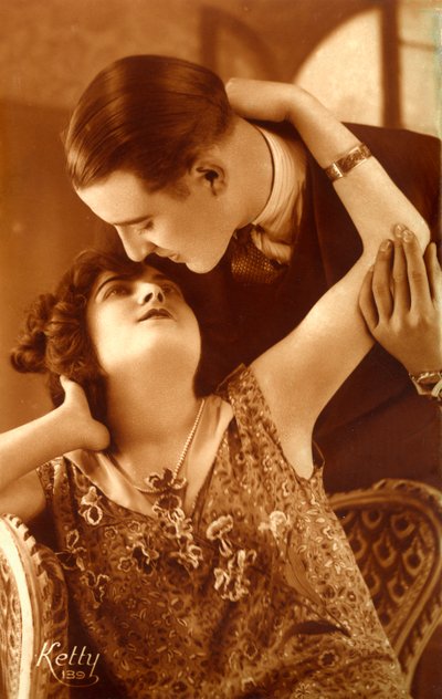 1920-luvun ranskalainen pariskunta halaamassa tekijältä Photographer French