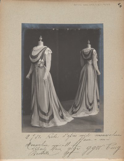 Albumisivu: House of Worth, Afternoon Dress tekijältä Photographer French