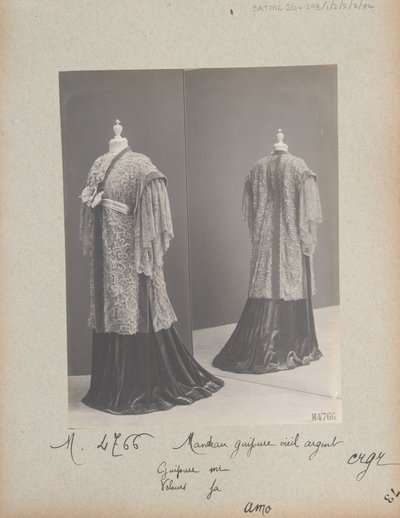 Albumisivu: House of Worth, Coat tekijältä Photographer French