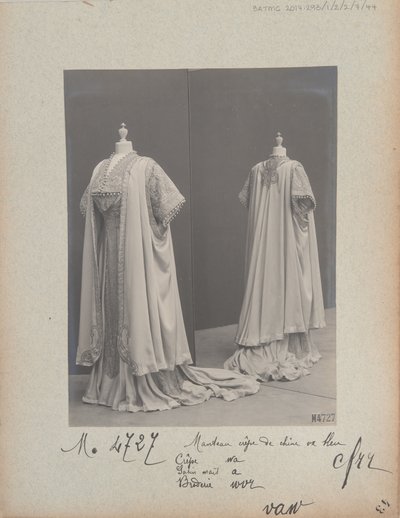 Albumisivu: House of Worth, Coat tekijältä Photographer French