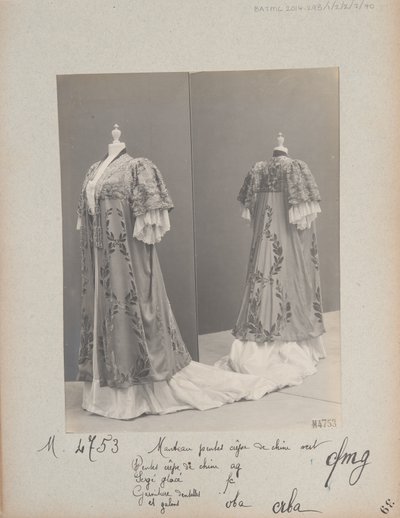 Albumisivu: House of Worth, Coat tekijältä Photographer French