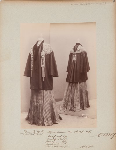 Albumisivu: House of Worth, Coat tekijältä Photographer French
