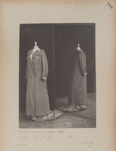 Albumisivu: House of Worth, Coat tekijältä Photographer French