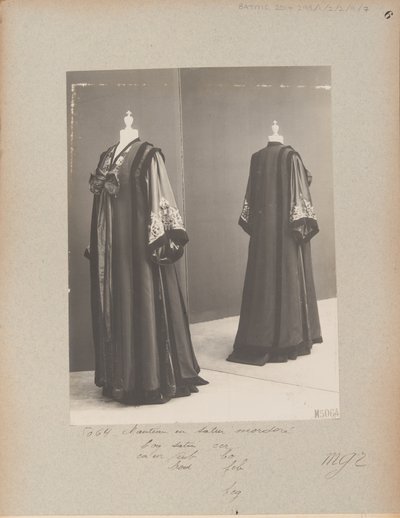 Albumisivu: House of Worth, Coat tekijältä Photographer French