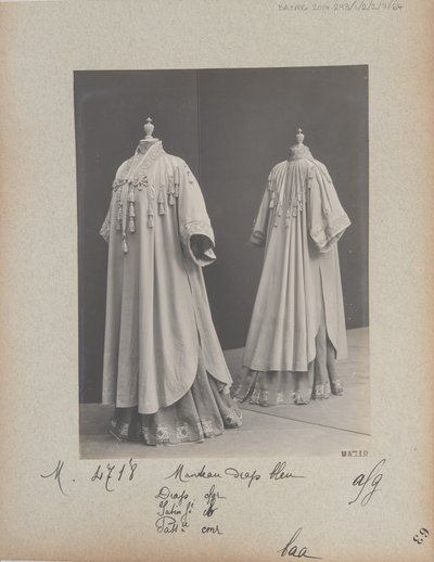 Albumisivu: House of Worth, Coat tekijältä Photographer French