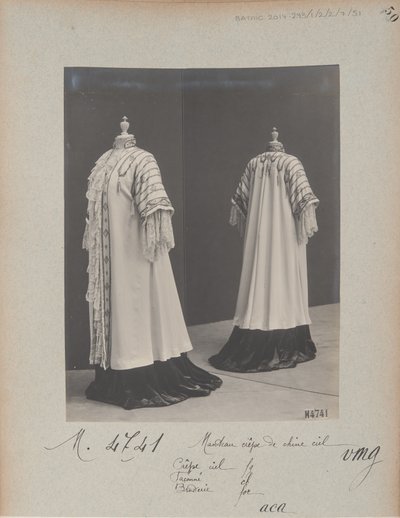 Albumisivu: House of Worth, Coat tekijältä Photographer French