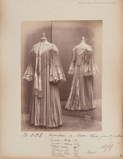 Albumisivu: House of Worth, Coat tekijältä Photographer French