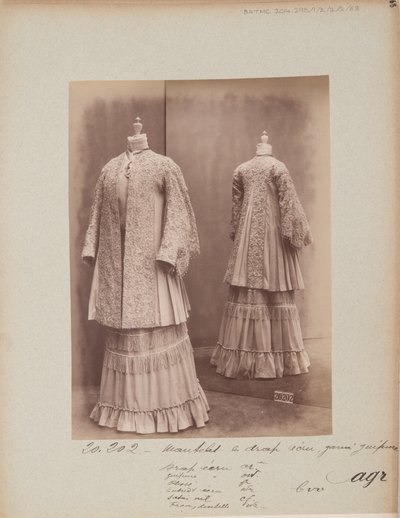 Albumisivu: House of Worth, Coat tekijältä Photographer French