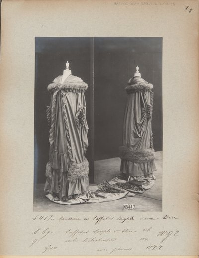 Albumisivu: House of Worth, Evening Mantle tekijältä Photographer French