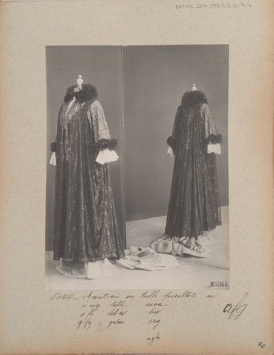 Albumisivu: House of Worth, Mantle tekijältä Photographer French
