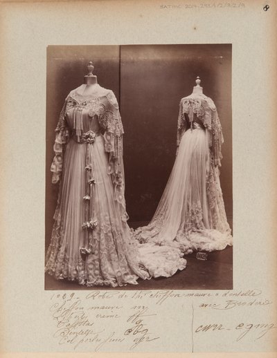 Albumisivu: House of Worth, Tea Gown tekijältä Photographer French