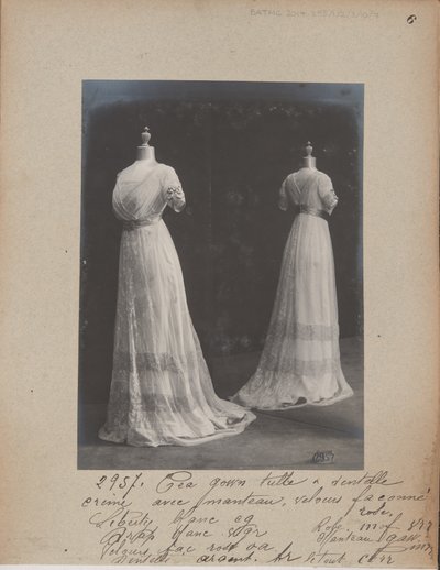 Albumisivu: House of Worth, Tea Gown tekijältä Photographer French
