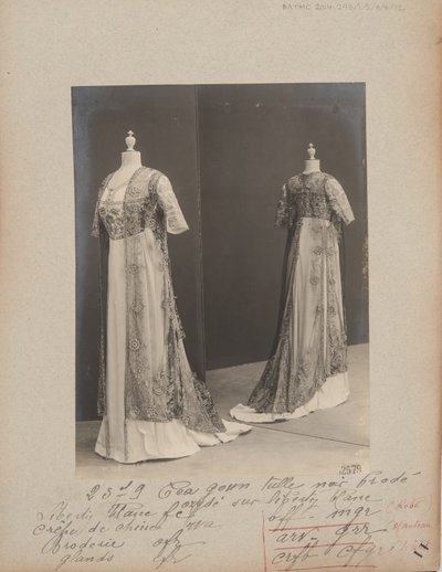 Albumisivu: House of Worth, Tea Gown tekijältä Photographer French