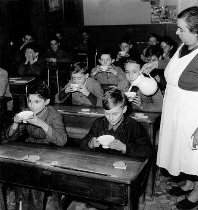 Ilmainen maito ranskalaisissa kouluissa, 8. joulukuuta 1954 (b/w valokuva) tekijältä Photographer French