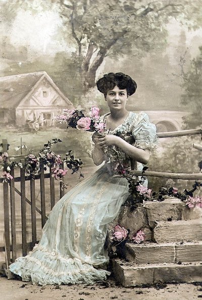 Nainen kukkaseppeleellä, postikortti, c. 1900 (käsin värjätty valokuva) tekijältä Photographer French