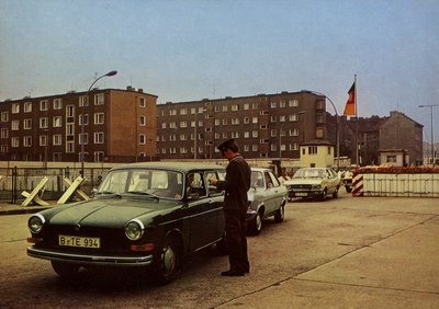 Saksan demokraattisen tasavallan hallituksen ja Länsi-Berliinin senaatin välisen järjestelyn mukaan vierailijat .... (värikuva) tekijältä Photographer German