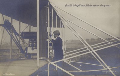 Amerikkalainen lentäjä Orville Wright tarkastamassa lentokoneensa moottoria (m/w kuva) tekijältä Photographer German