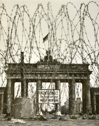 Piikkilanka Brandenburgin portin edessä, Berliini, Saksa, liittoutuneiden miehittämän kaupungin toisen maailmansodan jälkeen (m/w kuva) tekijältä Photographer German