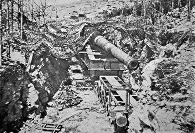 Big Bertha, yksi useista jättimäisistä saksalaisista tykistä, jotka oli asennettu kiskoille ensimmäisen maailmansodan aikana tekijältä Photographer German