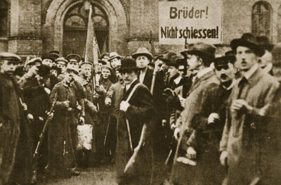 "Veljet, älkää ampuko!", mielenosoitus Berliinissä marraskuussa 1918 (seepiakuva) tekijältä Photographer German