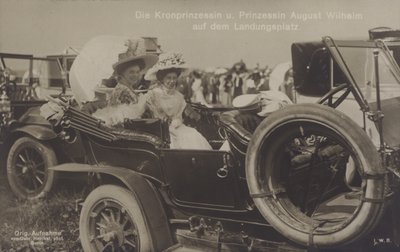 Kruununprinsessa Cecilie ja Saksan prinsessa August Wilhelm Zeppelinin laskeutumispaikalla (m/v kuva) tekijältä Photographer German