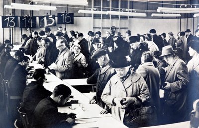 Itä-Saksan kansalaiset jonossa saadakseen luvan käydä sukulaisten luona lännessä (m/v kuva) tekijältä Photographer German
