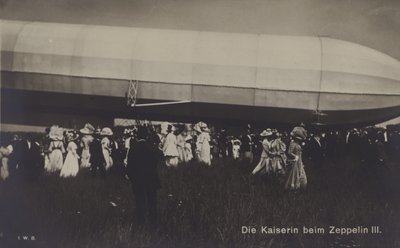 Saksan keisarinna Victoria Augusta Zeppelin LZ III:lla (b/w kuva) tekijältä Photographer German