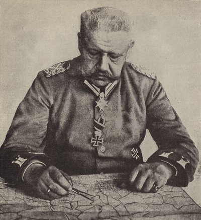 Kenttämarsalkka von Hindenburg tutkii karttaa (m/v kuva) tekijältä Photographer German
