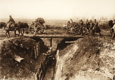 Kenttätykistö ylittää myrskyisän vihollisen kaivannon; tykkivaunuihin kiinnitetyt niput vihollisasemien voittamiseen (mv/w kuva) tekijältä Photographer German