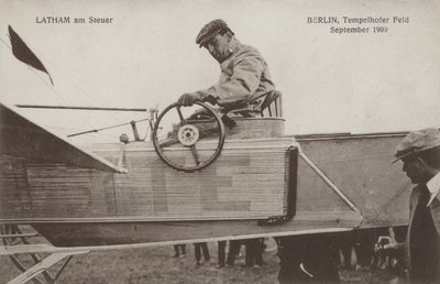Ranskalainen lentäjä Hubert Latham lentokoneensa ohjaimissa, Tempelhofin lentokentällä, Berliinissä, syyskuussa 1909 (b/w kuva) tekijältä Photographer German