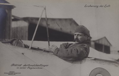 Ranskalainen lentäjä Louis Bleriot, joka lensi ensimmäisenä Englannin kanaalin yli, yksitasolla (m/w kuva) tekijältä Photographer German