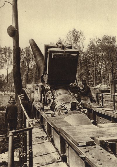 Saksalainen 380 mm:n rautatietykki, jota käytettiin Verdunin ja Dunkerquen pommituksissa Ranskassa ensimmäisessä maailmansodassa tekijältä Photographer German