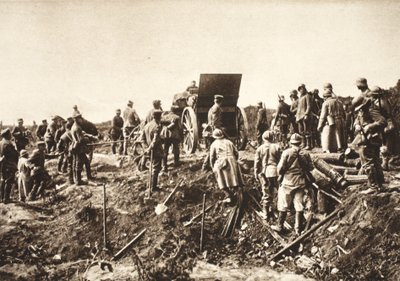 Saksalainen akku etenee vaikeassa maastossa ennen Fismesiä, ranskalaiset vangitut etualalla valmiina kuljetukseen (m/w kuva) tekijältä Photographer German