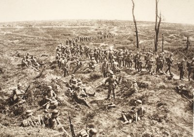 Saksalainen jalkaväki ylitti Chemin des Damesin perääntyvän vihollisen perässä, 27. toukokuuta 1918 (m/v kuva) tekijältä Photographer German
