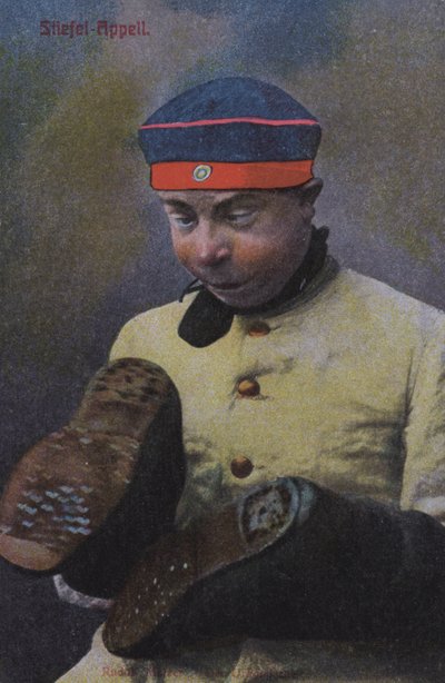 Saksalainen sotilas katselee saappaidensa pohjaa (värillinen kuva) tekijältä Photographer German