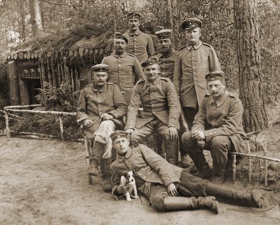 Ryhmä saksalaisia sotilaita koiran kanssa tekijältä Photographer German