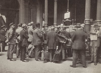 Hyperinflaatio Weimarissa Saksassa: yleisön jäsenet jonossa Berliinin Reichsbankin ulkopuolella matkalaukkujen kanssa kantamaan rahojaan, heinäkuu 1923 (m/v kuva) tekijältä Photographer German