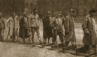 Brest-Litovskin sairaalassa: raajarikkoja itävaltalaisia, jotka harjoittelevat kävelyä tekoraajoilla, kuvasta "The Illustrated War News", 26. heinäkuuta 1916 (seepiakuva) tekijältä Photographer German