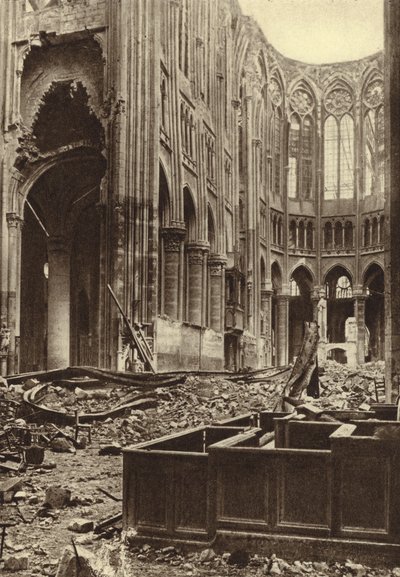 Ranskan Saint Quentinin basilikan sisäpuoli, tuhoutui liittoutuneiden pommituksissa, ensimmäinen maailmansota tekijältä Photographer German