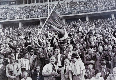 Italialaiset fanit tukevat urheilijoitaan olympialaisten stadionilla Berliinissä, Saksassa tekijältä Photographer German