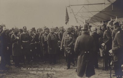 Keisari Wilhelm II ja saksalainen ilmalaivojen rakentaja Graf Ferdinand von Zeppelin yhden Zeppelinin ilmalaivan laskeutumisen jälkeen (m/v kuva) tekijältä Photographer German