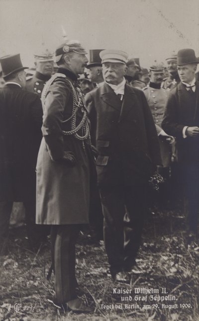 Keisari Wilhelm II ja saksalainen ilmalaivarakentaja Graf Ferdinand von Zeppelin Tegelin lentokentällä Berliinissä 29. elokuuta 1909 (b/w kuva) tekijältä Photographer German