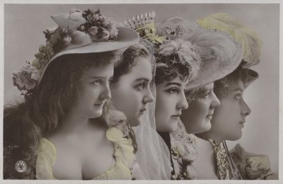 Naisten rivi historiallisessa mekossa (värikuva) tekijältä Photographer German