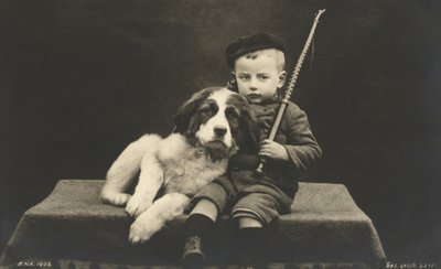 Pieni poika koiran kanssa (m/w kuva) tekijältä Photographer German