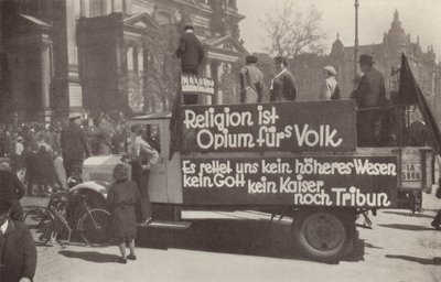 Kuorma-auto on täynnä kommunistisia iskulauseita Berliinin kaduilla Saksassa tekijältä Photographer German