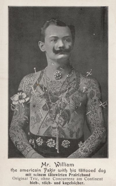 Herra William, amerikkalainen fakiiri tatuoidun koiransa kanssa (m/w kuva) tekijältä Photographer German