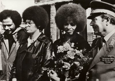 Syyskuun 11. päivänä 1972 Saksan demokraattisen tasavallan kansallisen kansanarmeijan sotilaat toivottivat sydämellisesti tervetulleeksi rohkean amerikkalaisen kommunistin ja kansalaisoikeuksien puolustajan Angela Davisin Brandenburgin portilla (m/v kuva) tekijältä Photographer German