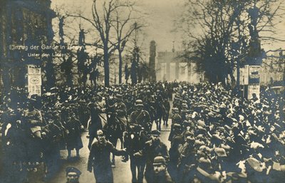 Palaavat saksalaiset joukot marssivat Unter den Lindeniin Berliinissä joulukuussa 1918 (m/v kuva) tekijältä Photographer German