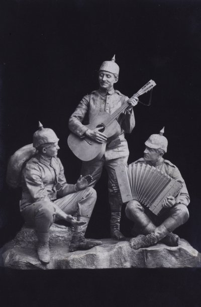 Veistos, joka esittää ryhmää ensimmäisen maailmansodan saksalaisia sotilaita soittamassa musiikkia (m/w kuva) tekijältä Photographer German