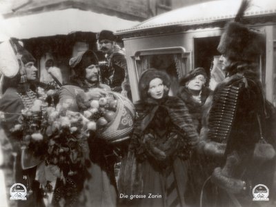 Marlene Dietrichin elokuvasta "Tulipunainen keisarinna", jossa esiintyy Marlene Dietrich tekijältä Photographer German